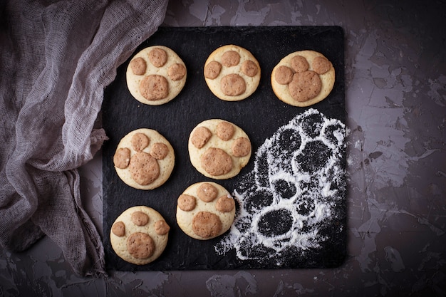 Plätzchen in Form der Katzentatze. Selektiver Fokus