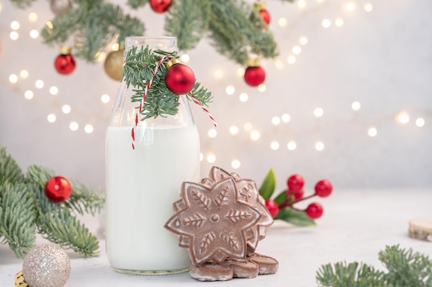 Plätzchen mit Milch und Weihnachtsbaum