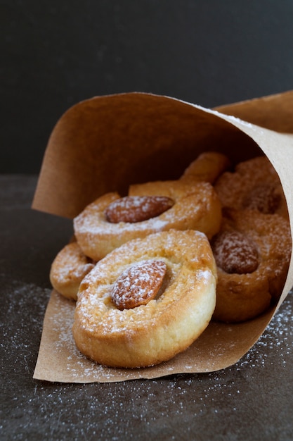 Plätzchen mit Nüssen in einer Papiertüte.