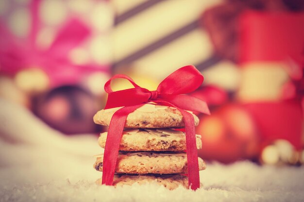 Plätzchen mit Weihnachtsgeschenken auf Holztisch