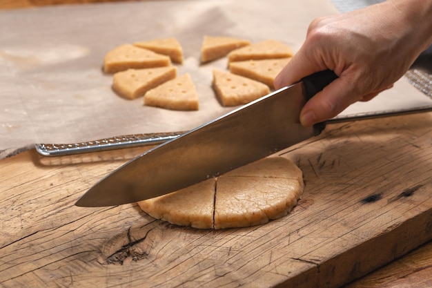 Foto plätzchenteig mit handhaltemesser schneiden