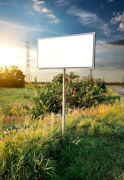 Plakat auf einem Feld in der Nähe der Straße