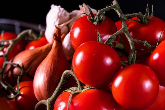 Plakat eines alten korbes mit zwiebelknoblauch-tomaten, zum der küche zu verzieren