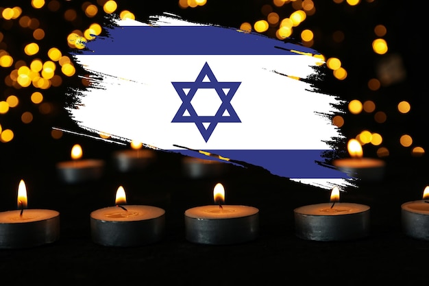 Plakat mit der Flagge und dem Wappen der trauernden israelischen Kerzen