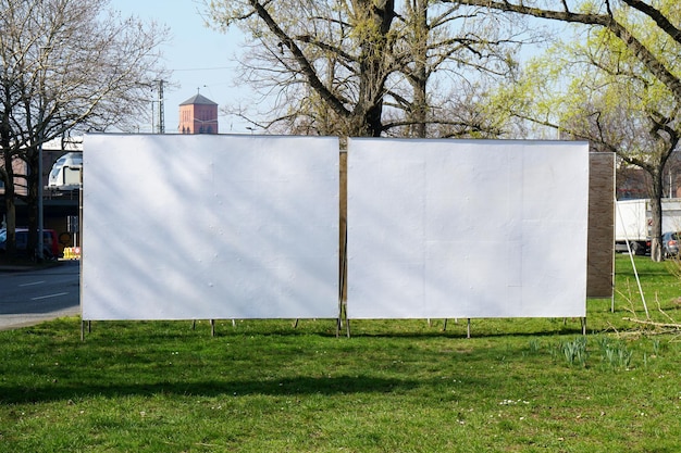 Foto plakate auf dem feld gegen bäume