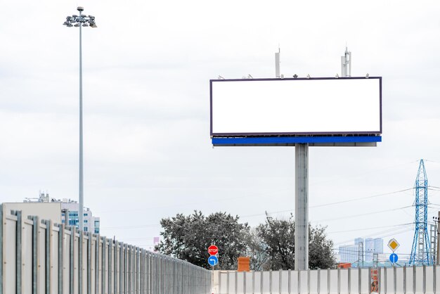 Plakatwand auf der Stadtstraße Platz für Werbung