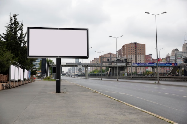 Plakatwand im Hintergrund