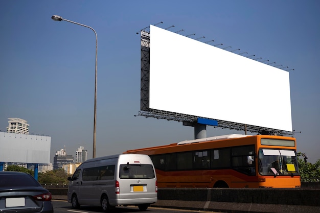 Plakatwand leer auf der Straße in der Stadt für Werbehintergrund