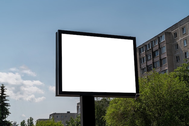 Plakatwand mit weißem isoliertem Raum für Werbung und Plakate auf Stadtstraßen.