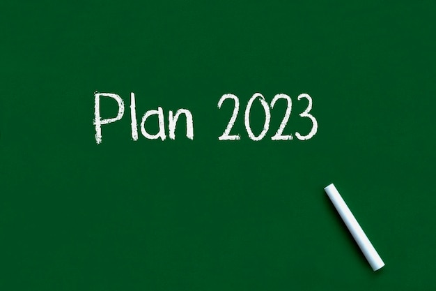 Plan 2023 escrito en una pizarra