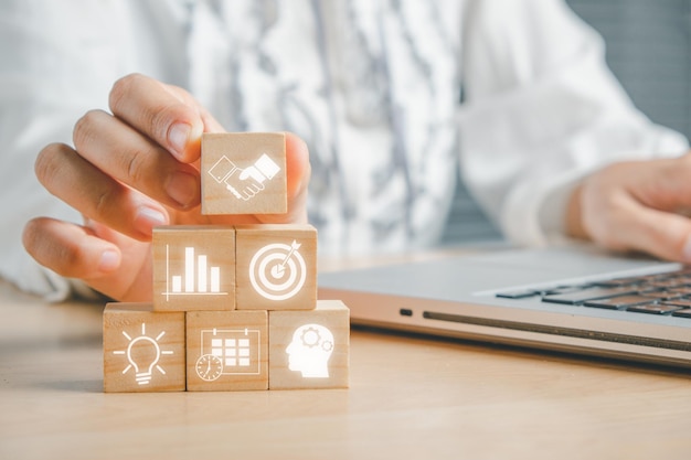 Plan de acción estrategia visión planificación concepto de dirección mujer de negocios usando computadora portátil con icono de plan de acción en VR creenx9