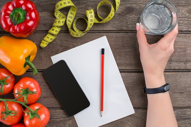 Foto plan de adelgazamiento de dieta de concepto con maqueta de vista superior de verduras