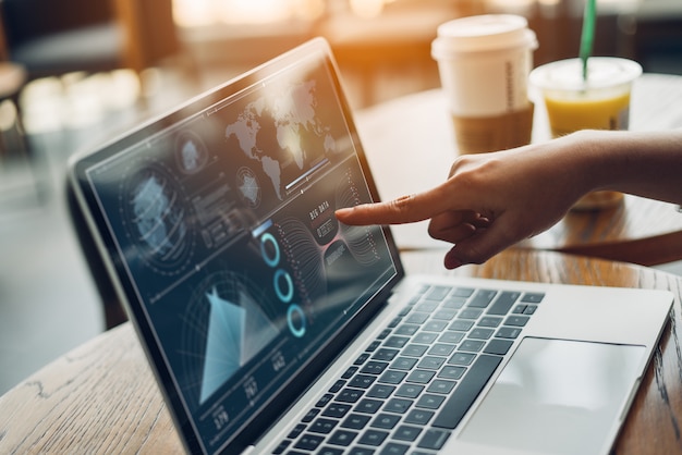 Foto plan de análisis estrategia insight y tecnología. mujeres de negocios que trabajan tableta digital y computadora.