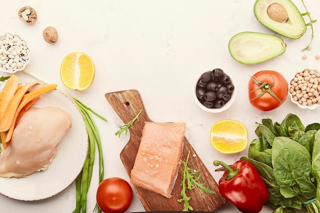 Plan de comidas bajas en carbohidratos carne de pollo salmón ahumado verduras y frutas nueces verduras garbanzos frijoles Copiar espacio