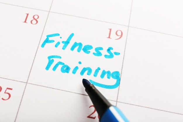 Plan escrito Fitness Training en el fondo de la página del calendario