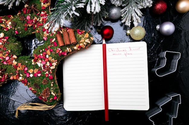 Plan de menú de navidad. Fondo para escribir el menú de Navidad. Vista superior. Cuaderno con decoración.