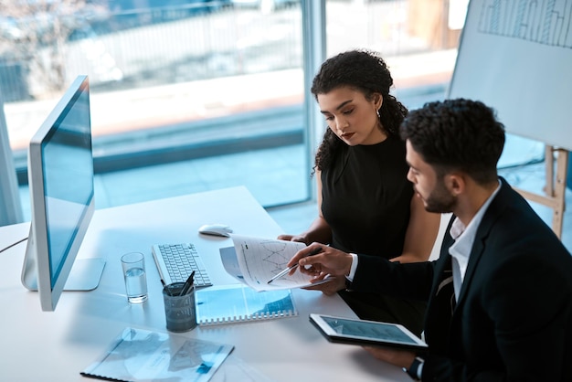 Plan de negocios mujer y hombre con papeleo de tableta y notas de revisión con análisis de datos Estadísticas de propuestas y trabajo en equipo para el desarrollo de ventas con asesor financiero consultor y asociación
