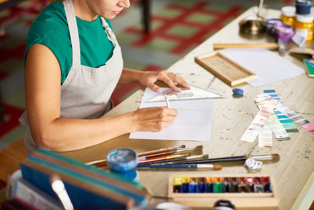 Plan de proyecto de dibujo de mujer joven en Art Studio