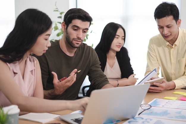 Plan de reunión del equipo de negocios presupuesto estimado costo beneficio / pérdida del proyecto creativo en la oficina