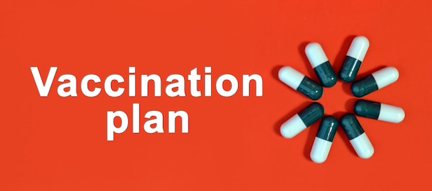 PLAN DE VACUNACIÓN - texto blanco sobre un fondo rojo con cápsulas de píldoras