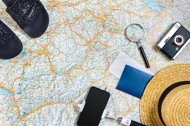 Plan de viaje accesorios de vacaciones de viaje para el equipo de maqueta de turismo de viaje del viajero en el fondo del mapa