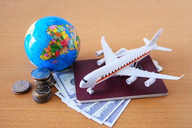 Foto plan de viaje (modelo de avión y pasaporte)