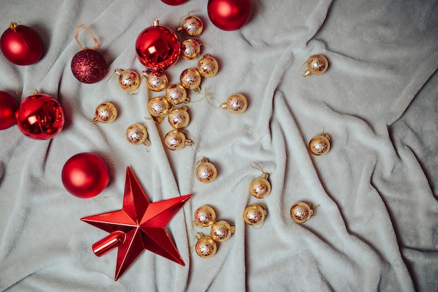 Plana con bolas rojas de Navidad, bolas de Navidad doradas y bastones de caramelo de Navidad en la tela escocesa.