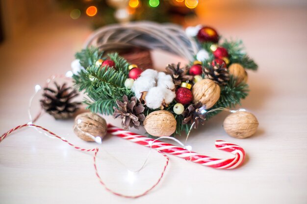 Plana de natal fofa com homem de pão de gengibre e luzes de bokeh no cartão-presente mockup de madeira