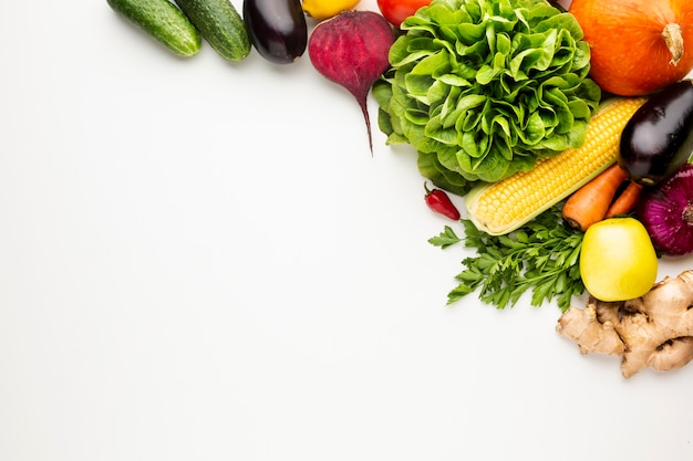 Foto plana pone verduras coloridas sobre fondo blanco con espacio de copia