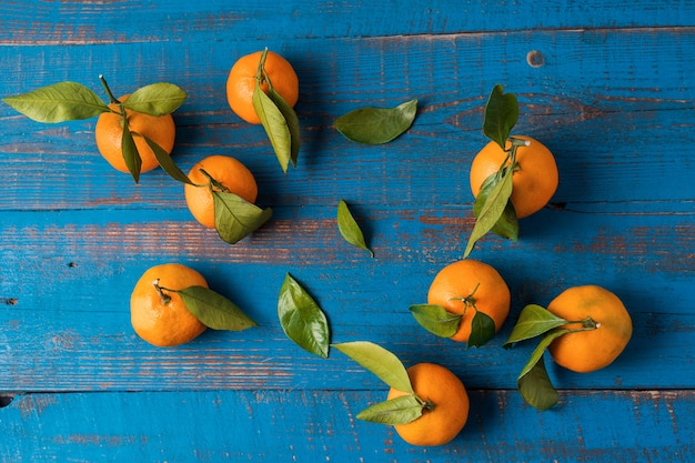 Plana poner la mandarina cruda fresca de cítricos con hojas verdes.