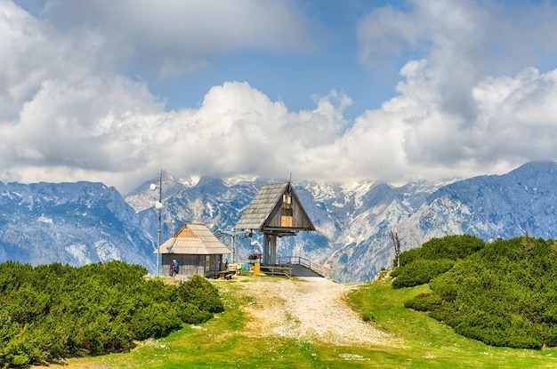 Planalto de Pasto Grande. Alpes, Eslovênia. Cabana de montanha ou casa na colina verde. paisagem alpina