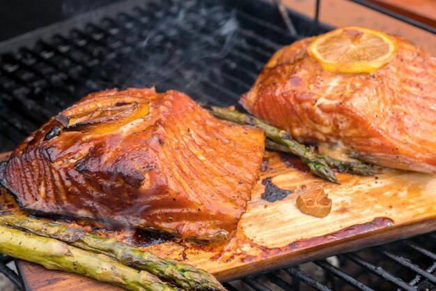 Plancha de cedro salmón con limón cocinar a la parrilla