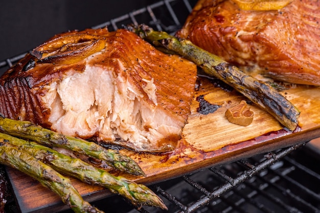 Plancha de cedro salmón con limón cocinar a la parrilla