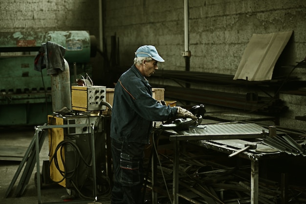 Plancha de corte de trabajador con herramienta profesional