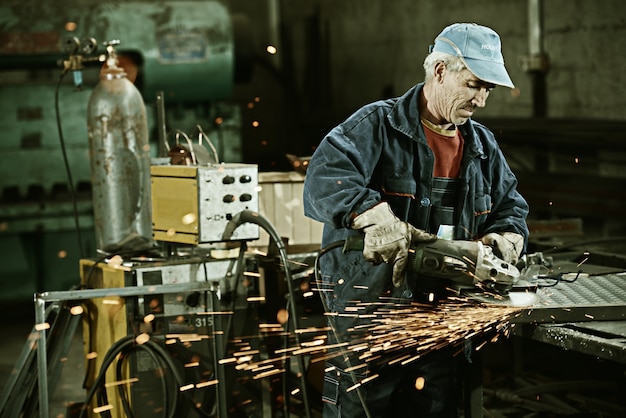 Plancha de corte de trabajador con herramienta profesional