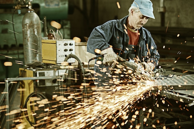 Plancha de corte de trabajador con herramienta profesional