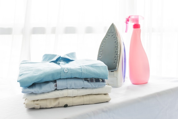 Planchado, ropa, hogar y concepto de objetos.