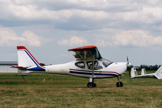 Planeadores en el aeródromo esperando para volar