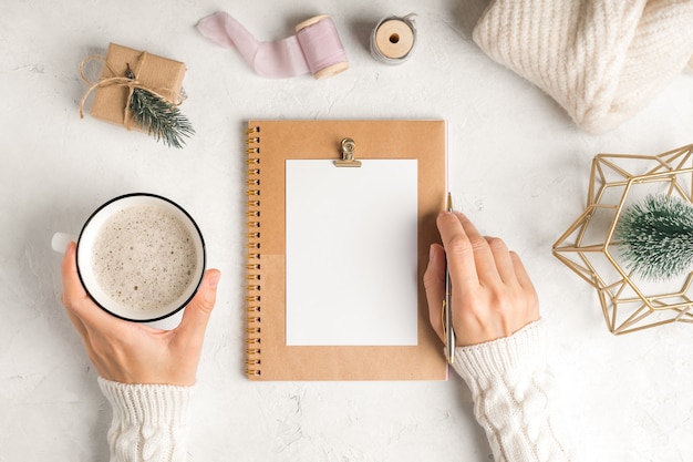 Planejador de área de trabalho em branco. camada plana do fundo branco da mesa de trabalho com uma xícara de café e decoração de natal