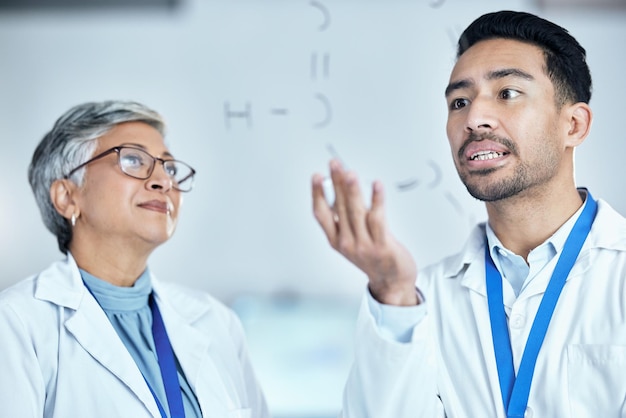 Planejamento científico e equipe de pesquisadores com uma placa trabalhando em uma equação de química médica Trabalho em equipe farmacêutica e cientistas fazendo pesquisas para um experimento ou projeto de saúde em um laboratório