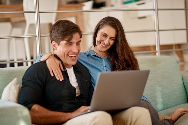 Planejamento de casa e casal conversar com laptop com ideias para o desenvolvimento de propriedades ou imóveis empréstimo hipotecário e as pessoas falam sobre casamento financiamento orçamento ou pesquisa pedido de aluguel on-line