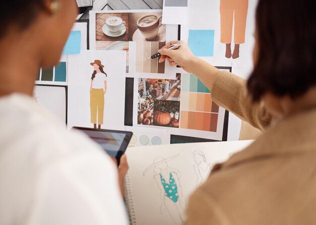 Planejamento de designer de moda e pessoas criativas para paleta de cores de esboço e escolha de marca no moodboard Trabalho em equipe de produção de roupas de artista e funcionários com ilustração ou desenho para comércio eletrônico