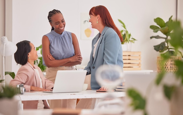 Planejamento de laptop e colaboração com mulheres em reunião de negócios para trabalho em equipe de pesquisa e estratégia de gerenciamento de ideias e comunicação com funcionário no escritório para workshop de visão e networking