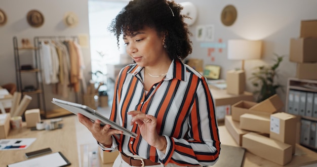 Planejamento de pequenas empresas e mulheres com logística de pacotes e informações de encomendas para envio Empreendedor doméstico e comércio eletrônico de uma pessoa feminina com caixas para distribuição e entrega