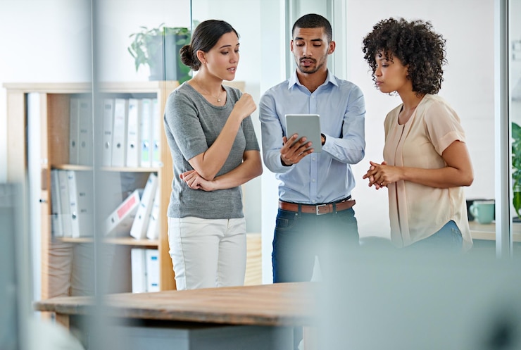 Foto planejamento de trabalho em equipe e pessoas no escritório com tablet para colaboração ou rede de negócios em startup empregados do local de trabalho e projeto digital com tela sensível ao toque de grupo para ideias e tecnologia na empresa