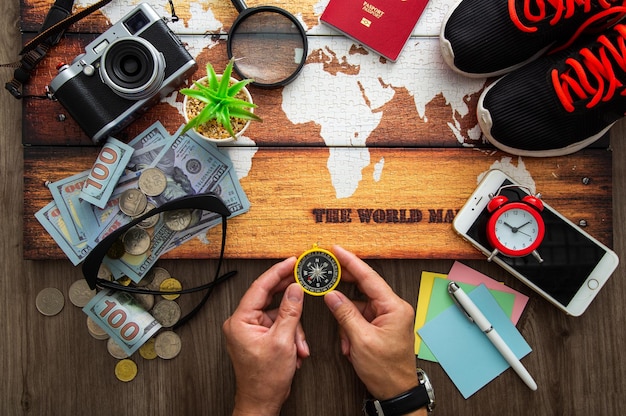 Foto planejando férias de destino de viagem em mapas do mundo
