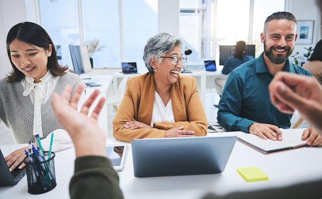 Planejando pessoas engraçadas e de negócios em uma reunião, colaboração ou conversa com sorriso de trabalho em equipe ou laptop Homens ou mulheres de tecnologia com idéias, cooperação ou parceria com o crescimento da empresa