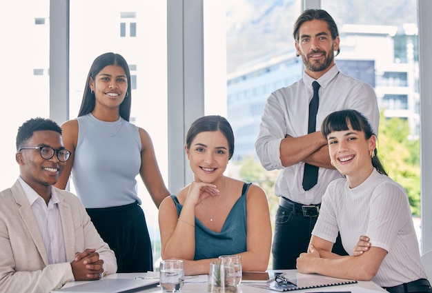 Planejando sua aquisição estratégica Foto de um grupo de jovens empresários juntos em seu escritório