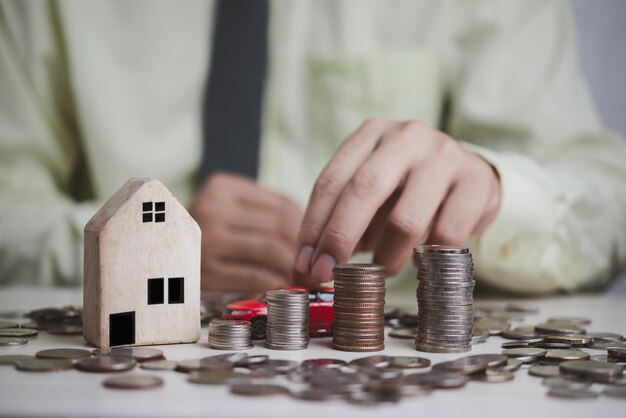Planejar finanças investimentos e poupanças para comprar casa imóveis e carrosmoeda e carro e casa na mesaconceito de contabilidade e impostos e seguros
