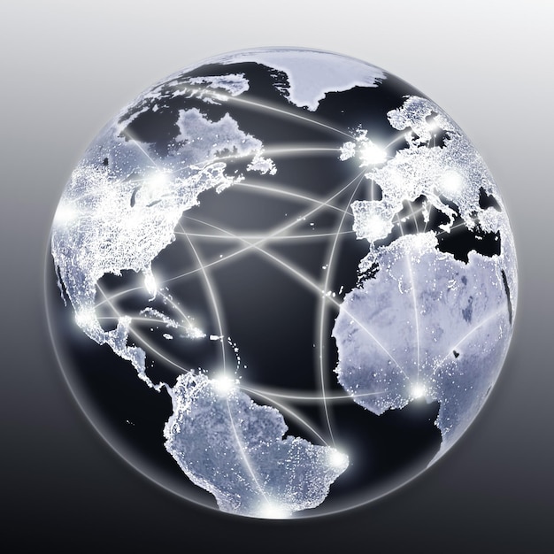 Planet Erde und Knotenpunkte für globale Kommunikationsnetzwerke oder Datenübertragung vor einem Studio-Hintergrund Nahaufnahme eines Hologramm-Globus oder grafische Illustration von Netzwerken, Cyber- oder Internetgeschwindigkeit